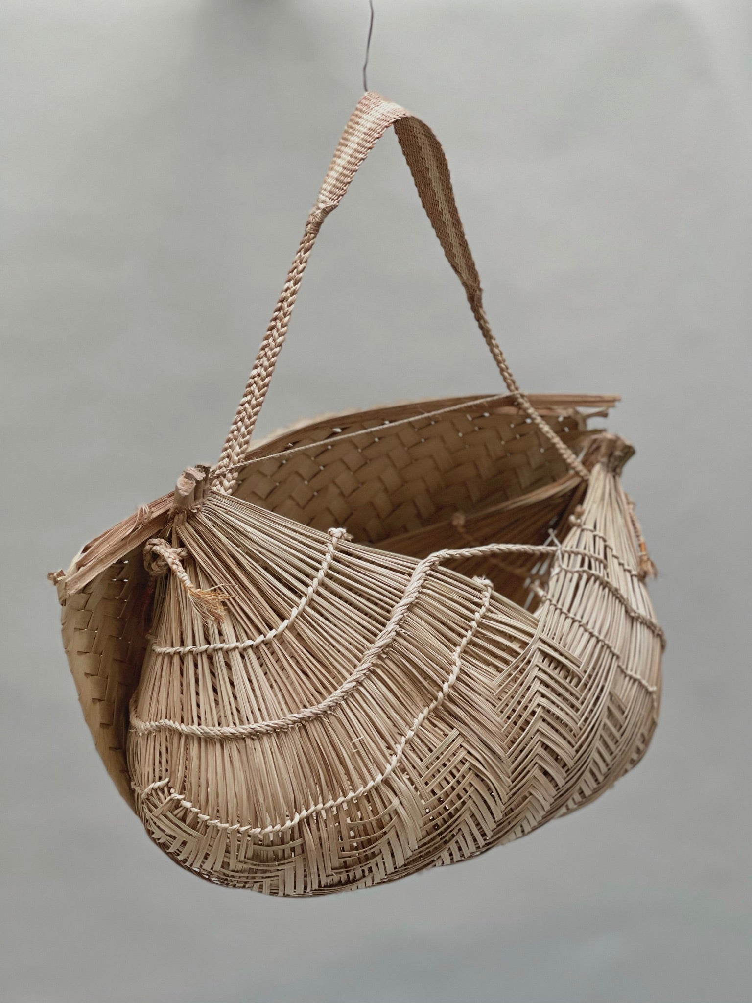 Baby-carrying basket by Xavante